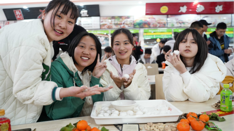師生鬧元宵，四川新華陪你一起過(guò)大年！