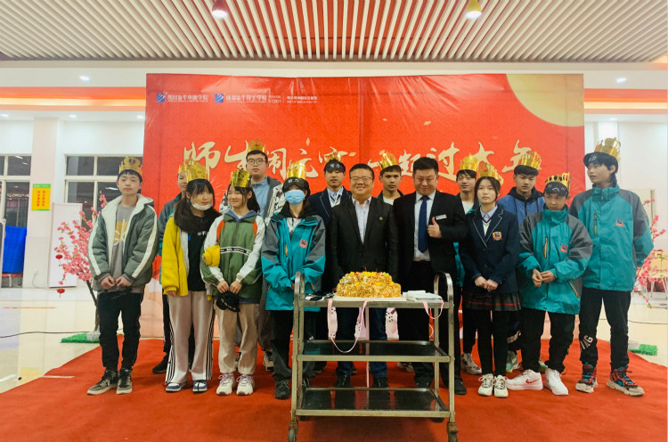 師生鬧元宵，四川新華陪你一起過(guò)大年！