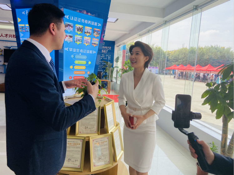 四川新華電腦學(xué)院雙選會(huì)現(xiàn)場，人才爭奪戰(zhàn)正式打響！