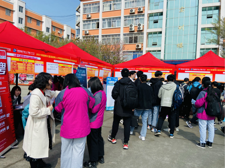 四川新華電腦學(xué)院雙選會(huì)現(xiàn)場，人才爭奪戰(zhàn)正式打響！
