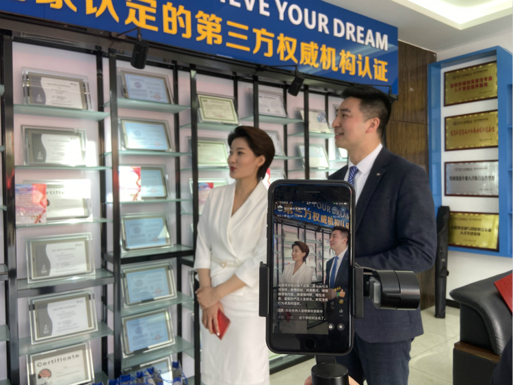 四川新華電腦學(xué)院雙選會(huì)現(xiàn)場，人才爭奪戰(zhàn)正式打響！