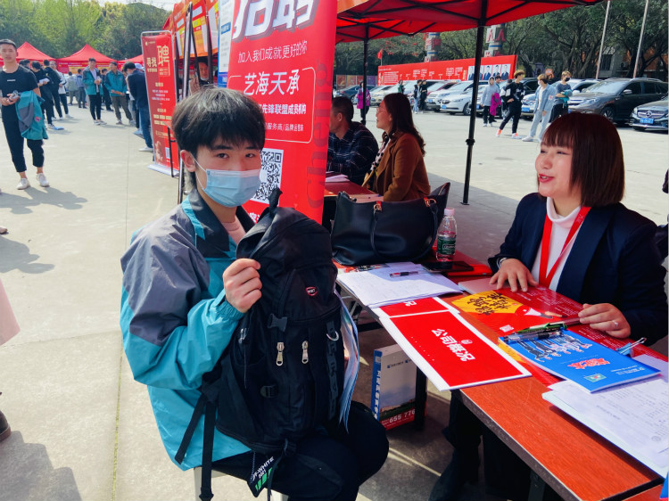 四川新華電腦學(xué)院雙選會(huì)現(xiàn)場，人才爭奪戰(zhàn)正式打響！