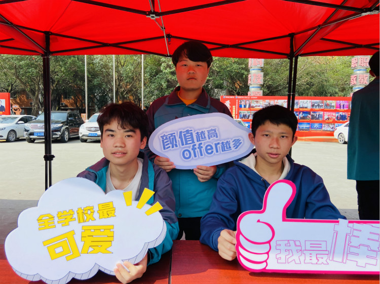 四川新華電腦學(xué)院雙選會(huì)現(xiàn)場，人才爭奪戰(zhàn)正式打響！