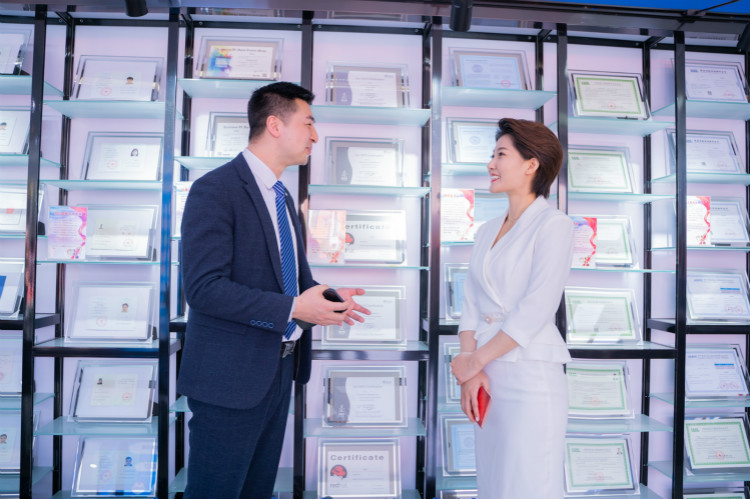 四川電視臺(tái)主持人凌玥帶你解鎖不一樣的四川新華！