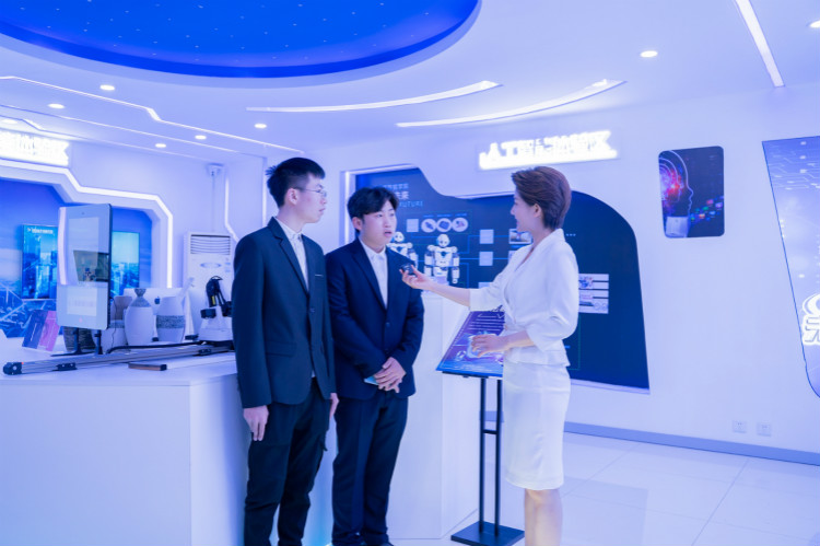 四川電視臺(tái)主持人凌玥帶你解鎖不一樣的四川新華！