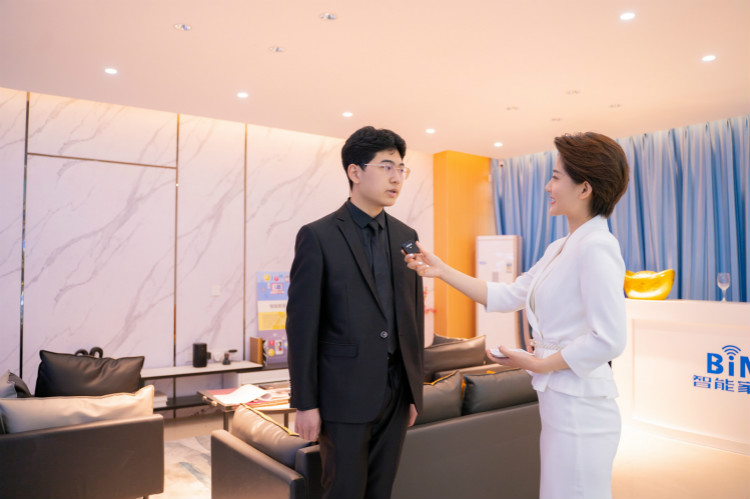 四川電視臺(tái)主持人凌玥帶你解鎖不一樣的四川新華！