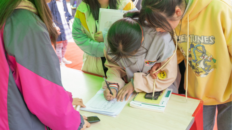 四川新華社團(tuán)招新 上演“搶人大戰(zhàn)”