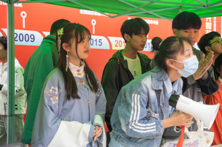 四川新華社團(tuán)招新 上演“搶人大戰(zhàn)”