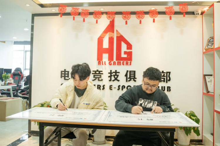 重磅！四川新華又一少年簽約國(guó)內(nèi)頂級(jí)AG俱樂(lè)部！