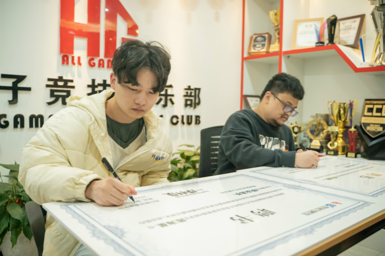 重磅！四川新華又一少年簽約國(guó)內(nèi)頂級(jí)AG俱樂(lè)部！