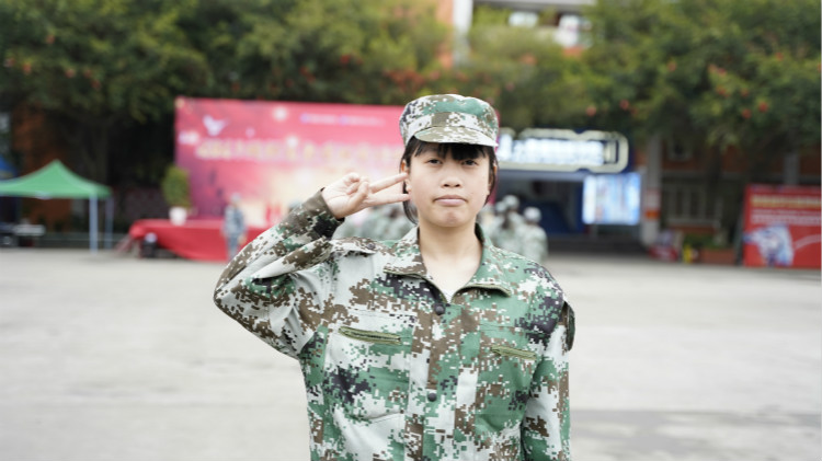 她說(shuō)：感謝青春最好的時(shí)光里，遇到了四川新華