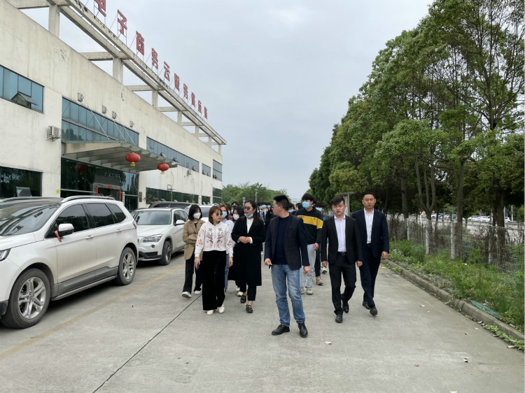 名企研學(xué)游——四川新華學(xué)子走進(jìn)成都蜘蛛網(wǎng)倉(cāng)物聯(lián)！