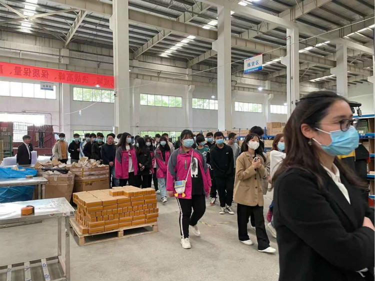 名企研學(xué)游——四川新華學(xué)子走進(jìn)成都蜘蛛網(wǎng)倉(cāng)物聯(lián)！