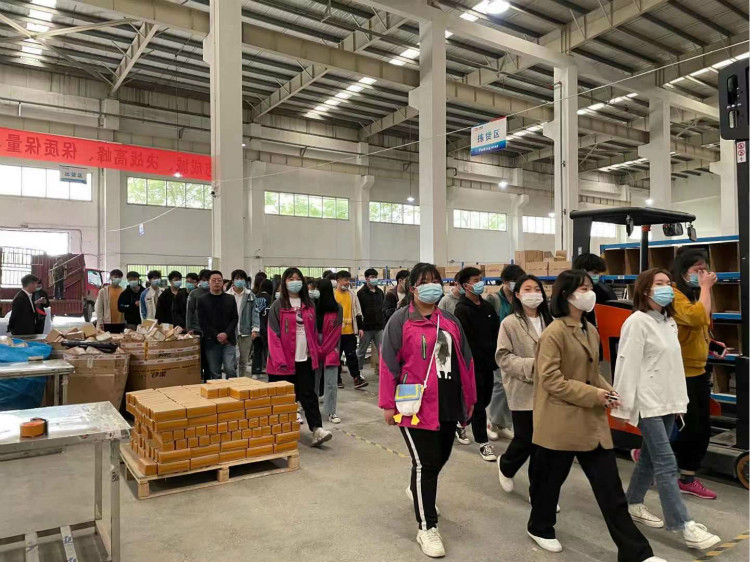 名企研學(xué)游——四川新華學(xué)子走進(jìn)成都蜘蛛網(wǎng)倉(cāng)物聯(lián)！