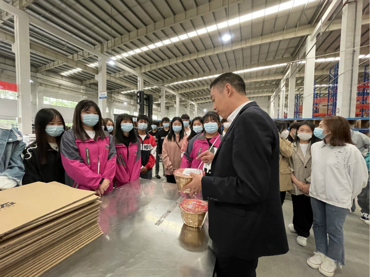 名企研學(xué)游——四川新華學(xué)子走進(jìn)成都蜘蛛網(wǎng)倉(cāng)物聯(lián)！