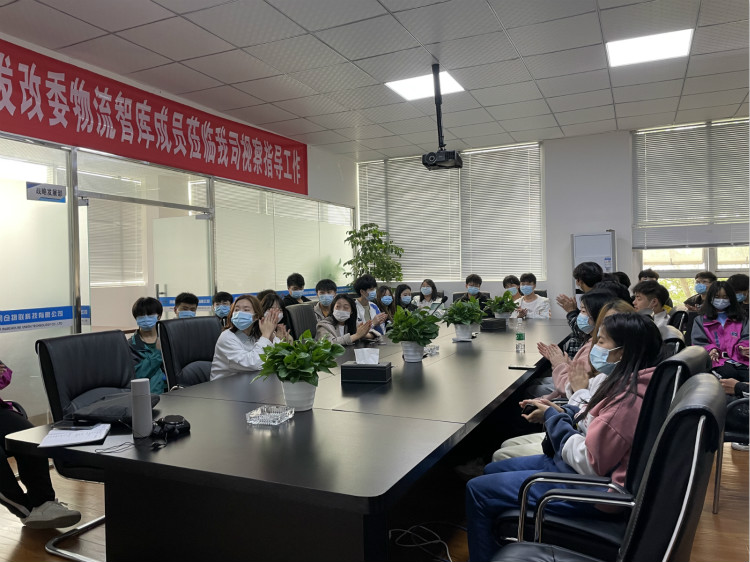 名企研學(xué)游——四川新華學(xué)子走進(jìn)成都蜘蛛網(wǎng)倉(cāng)物聯(lián)！