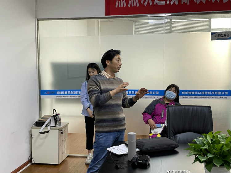 名企研學(xué)游——四川新華學(xué)子走進(jìn)成都蜘蛛網(wǎng)倉(cāng)物聯(lián)！