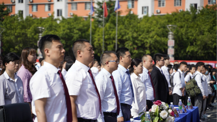 2021四川新華春季畢業(yè)典禮：追光少年 用盡全力 拼這一次！