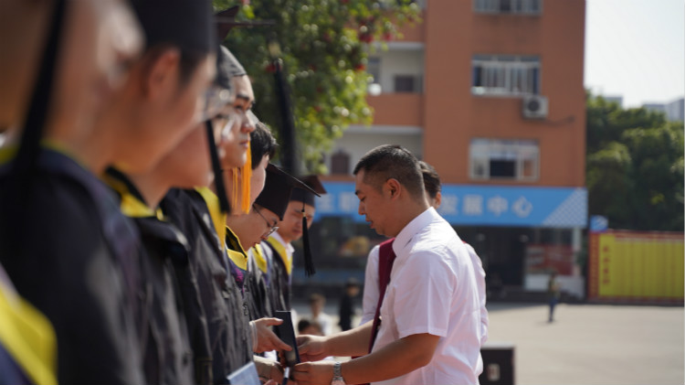 2021四川新華春季畢業(yè)典禮：追光少年 用盡全力 拼這一次！