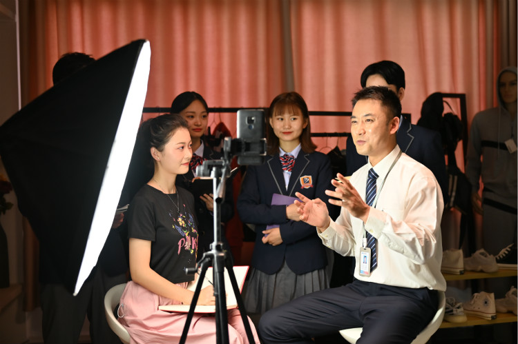 初高成績不理想，找職校？女生學(xué)什么專業(yè)好？