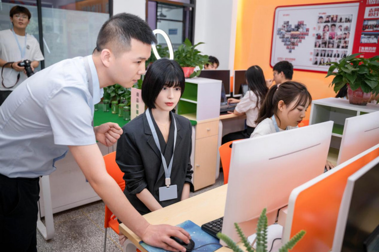 氣質(zhì)女神盧杉走進(jìn)新華互聯(lián)網(wǎng)科技 推薦好學(xué)校好專業(yè)