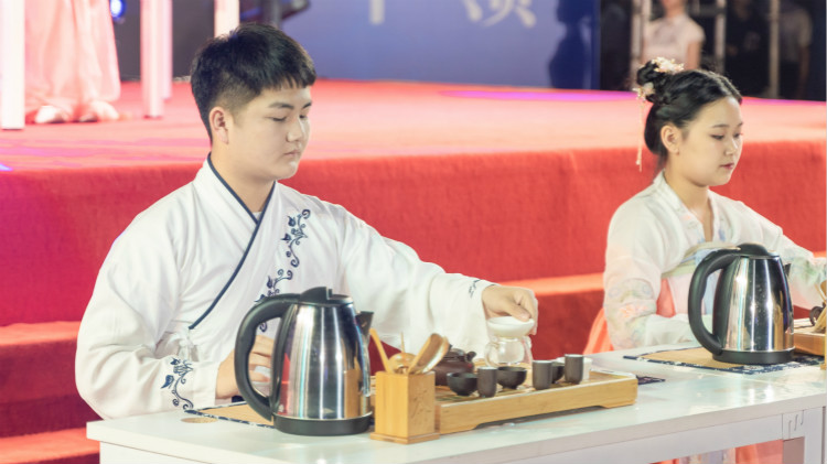 追風(fēng)少年，新華有夢(mèng)，讓青春不負(fù)好時(shí)光！