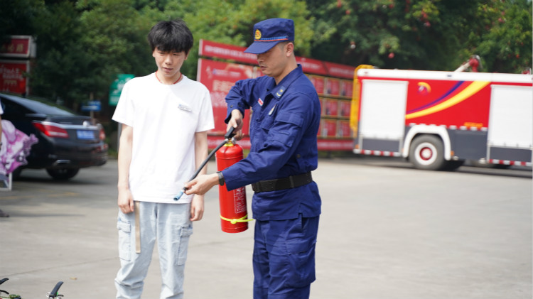 消防演練走進(jìn)四川新華，筑牢安全防火墻