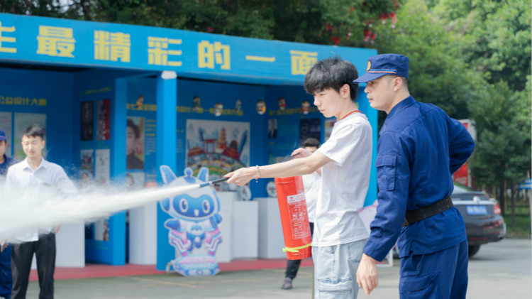 消防演練走進(jìn)四川新華，筑牢安全防火墻