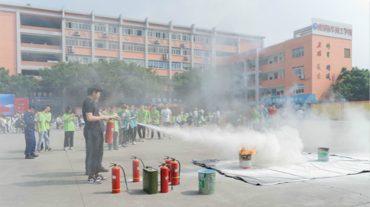 消防演練走進(jìn)四川新華，筑牢安全防火墻