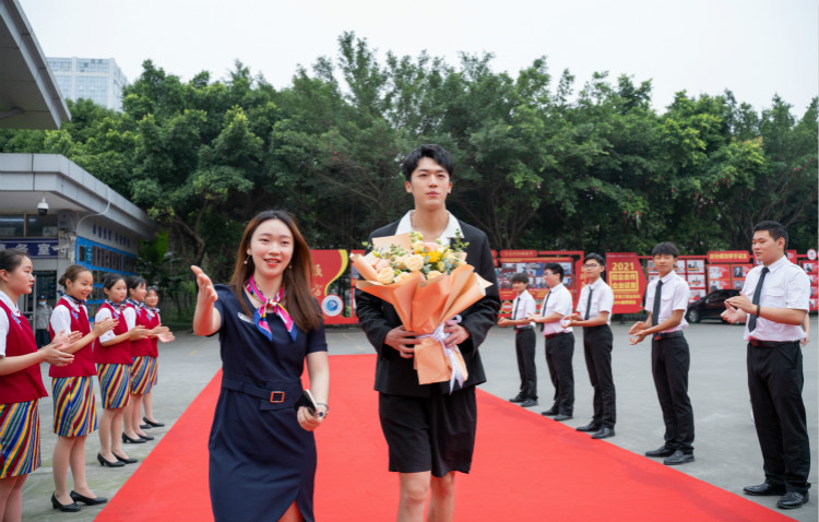 明星帶路|盧東旭探秘校園黑科技，直擊新華硬實(shí)力！
