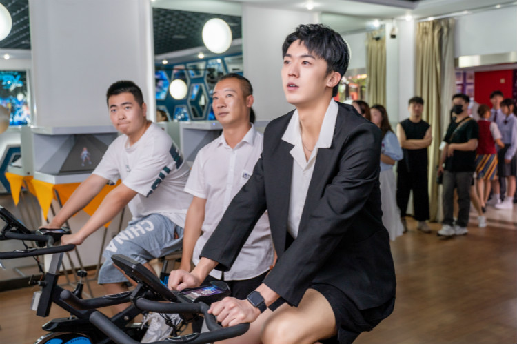 明星帶路|盧東旭探秘校園黑科技，直擊新華硬實(shí)力！