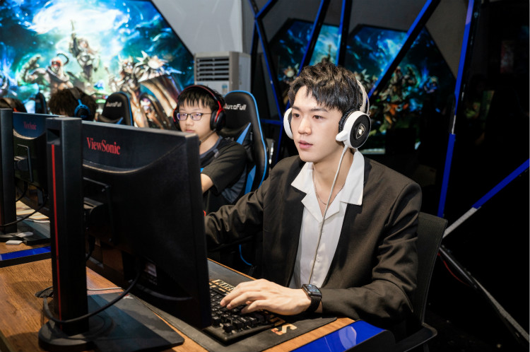 明星帶路|盧東旭探秘校園黑科技，直擊新華硬實(shí)力！