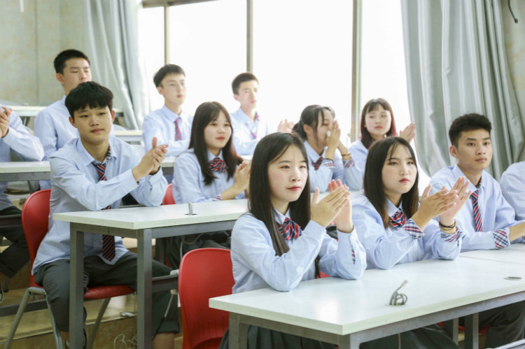 明星@擇校選專業(yè)的你，上職校我們共同推薦新華！