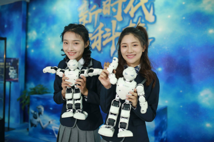 明星@擇校選專業(yè)的你，上職校我們共同推薦新華！