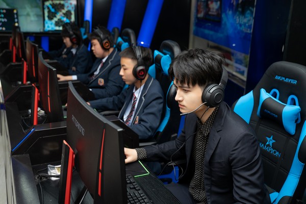 明星@擇校選專業(yè)的你，上職校我們共同推薦新華！