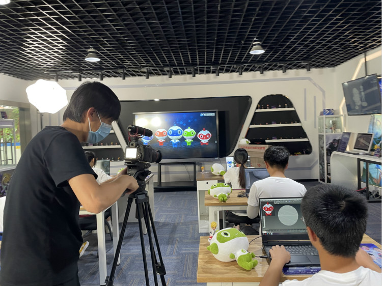 央視頻云端夏令營攜手新華電腦，開啟動漫設(shè)計小課堂！