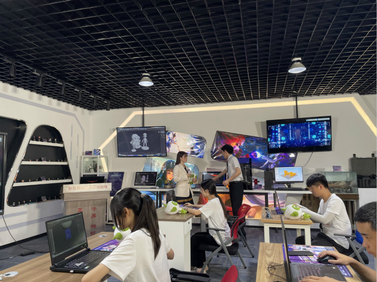 央視頻云端夏令營攜手新華電腦，開啟動漫設(shè)計小課堂！