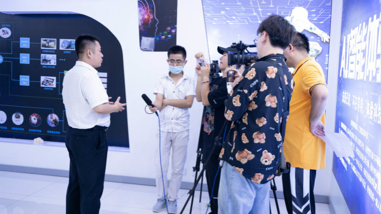 央視頻云端夏令營攜手新華電腦，開啟動漫設(shè)計小課堂！