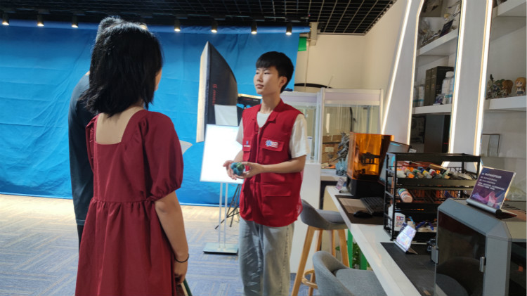 四川新華陽光導(dǎo)學(xué)小組，紅馬甲在行動(dòng)