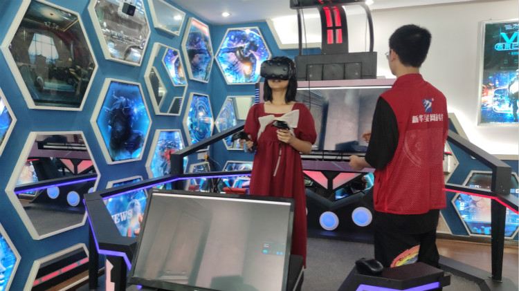 四川新華陽光導(dǎo)學(xué)小組，紅馬甲在行動(dòng)