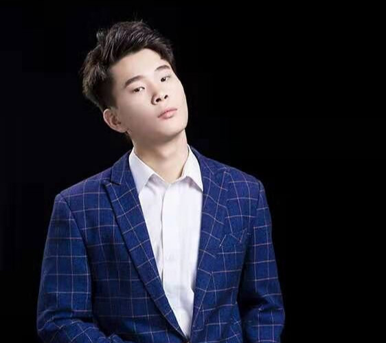 向家鄉(xiāng)捐贈(zèng)20萬！此刻他竟然有些手抖…