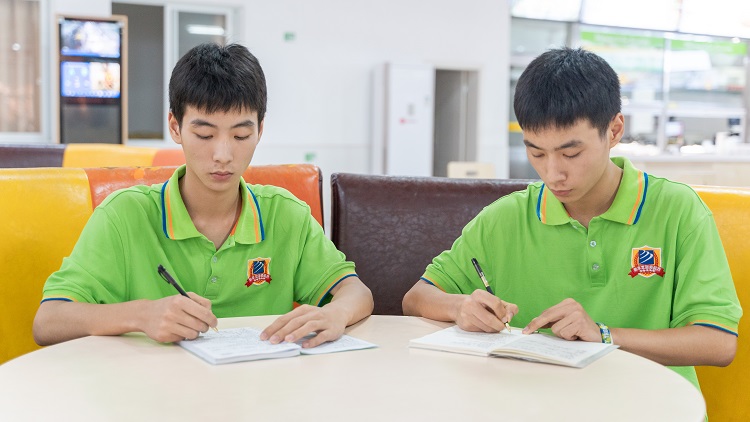 雙胞胎兄弟攜手走進(jìn)四川新華，開(kāi)啟圓夢(mèng)之旅！