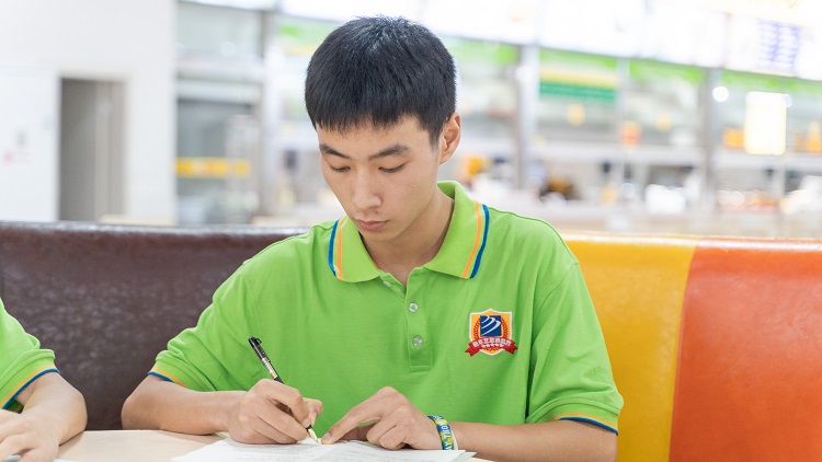 雙胞胎兄弟攜手走進(jìn)四川新華，開(kāi)啟圓夢(mèng)之旅！