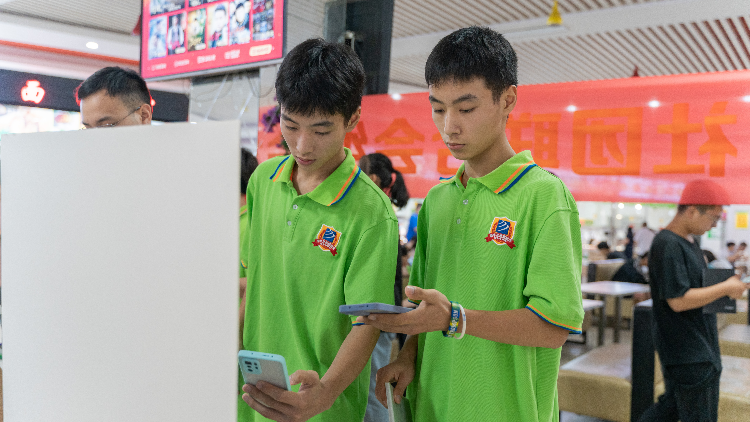 雙胞胎兄弟攜手走進(jìn)四川新華，開(kāi)啟圓夢(mèng)之旅！