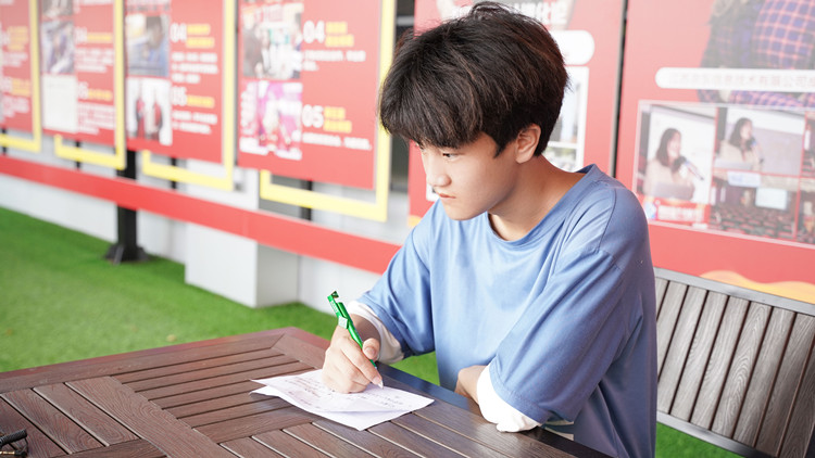 轉(zhuǎn)校來新華，乘著夢(mèng)想的東風(fēng)搏擊長(zhǎng)空！