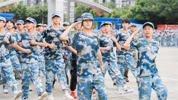 迷彩青春，軍訓(xùn)蛻變—四川新華素質(zhì)拓展訓(xùn)練匯演