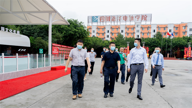 【中秋節(jié)的慰問(wèn)】熱烈歡迎雙流區(qū)政府領(lǐng)導(dǎo)蒞臨成都新華！