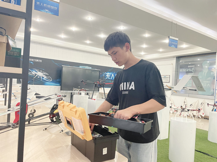 第34期新華·新銳獎(jiǎng)學(xué)金獲得者張平