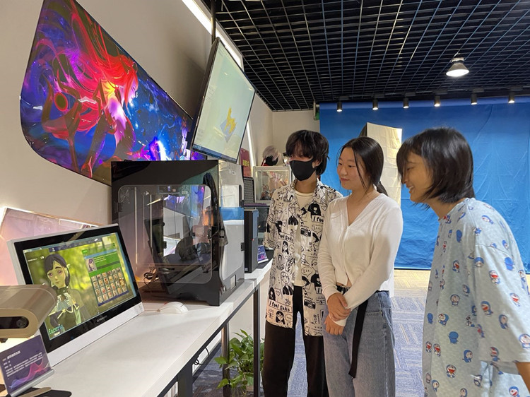 三姐妹一同報(bào)名，圓夢(mèng)新華