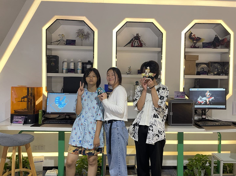 三姐妹一同報(bào)名，圓夢(mèng)新華